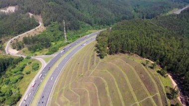 Bandeirantes otoyolu, Sao Paulo, Brezilya. Çevre yolu manzarası. Kırsal kesimde yol manzarası. Bandeirantes otoyolu, Sao Paulo, Brezilya. Çevre yolu manzarası. Kırsal kesimde yol manzarası. Otoyol manzarası..