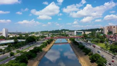Brezilya 'nın Sao Paulo şehrinde nehir manzarası. Otoyol kenti. Sao Paulo, Brezilya 'da nehir manzarası. Otoyol kenti. Sao Paulo, Brezilya 'da nehir manzarası. Otoyol Sahnesi. Sao Paulo, Brezilya 'da nehir manzarası..