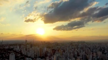 Paulista Bulvarı, Sao Paulo, Brezilya 'da günbatımı manzarası. Şehir manzarası. Paulista Bulvarı, Sao Paulo, Brezilya 'da günbatımı manzarası. Şehir manzarası. Paulista Bulvarı 'nda gün batımı manzarası. Paulista Bulvarı, Sao Paulo, Brezilya' da gün batımı manzarası..