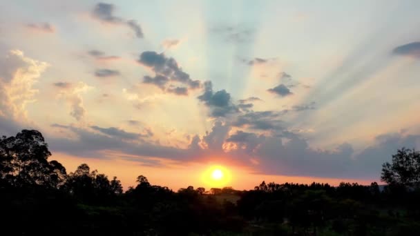 Kırsal Yaşam Sahnesi Saha Sahnesi Tepede Gün Batımının Kırsal Manzarası — Stok video