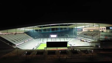 Korintliler Arena Stadyumu, geceleyin Brezilya, Sao Paulo, Itaquera 'da. Itaquera, Sao Paulo' da gece vakti futbol stadyumu. Gece vakti Corinthians Arena Stadyumu. Aydınlanmış futbol stadyumu..