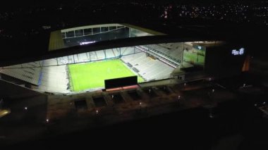 Korintliler Arena Stadyumu, geceleyin Brezilya, Sao Paulo, Itaquera 'da. Itaquera, Sao Paulo' da gece vakti futbol stadyumu. Gece vakti Corinthians Arena Stadyumu. Aydınlanmış futbol stadyumu..