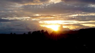 Kırsal hayat manzarasında gün batımı. Gökyüzü manzarası. Kırsal yaşam manzarasında gün batımı. Kırsal yaşam manzarasında gün batımı. Kırsal yaşam manzarasında gün batımı..