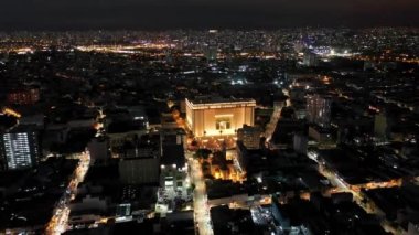 Geceleri Templo de Salomao manzarası, Brezilya 'nın Sao Paulo şehrinde aydınlatılmış bir kilise. Geceleri Templo de Salomao manzarası, Brezilya' nın Sao Paulo şehrinde aydınlatılmış bir kilise..