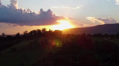 Kırsal yaşamda renkli günbatımı manzarası. Renkli gökyüzü manzarası. Kırsal hayatta renkli günbatımı manzarası. Renkli gökyüzü manzarası. Kırsal hayatta renkli günbatımı manzarası. Renkli ufuk çizgisinin kırsal manzarası.