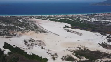 Cabo Frio 'nun sahil şehri Rio de Janeiro' da kum tepesi manzarası. Cabo Frio Frio kıyı kenti, Rio de Janeiro 'da çöl manzarası. Cabo Frio' da kum tepeleri manzarası, Rio de Janeiro, Brezilya. Dunas 'ın çöl manzarası..