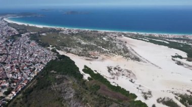 Cabo Frio 'nun sahil şehri Rio de Janeiro' da kum tepesi manzarası. Cabo Frio Frio kıyı kenti, Rio de Janeiro 'da çöl manzarası. Cabo Frio' da kum tepeleri manzarası, Rio de Janeiro, Brezilya. Dunas 'ın çöl manzarası..