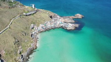 Arraial do Cabo, Rio de Janeiro 'daki kıyı şeridi manzarası. Brezilya' nın Arraial do Cabo, Rio de Janeiro kentindeki paradisiac plajı kıyı şeridi manzarası. Arraial do Cabo, Rio de Janeiro, Brezilya 'daki Paradisiac plajı kıyı manzarası..