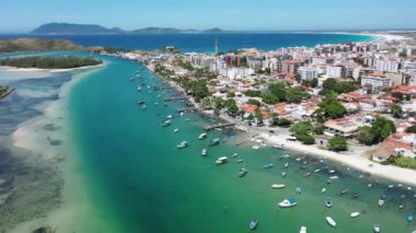 Botlar paradisiac plajı Cabo Frio, Rio de Janeiro, Brezilya 'da görülür. Deniz manzarası paradisiac plajı Cabo Frio, Rio de Janeiro, Brezilya. Paradisiac plajı Cabo Frio, Rio de Janeiro, Brezilya' da tekne manzarası..