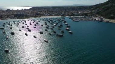Arraial do Cabo plajı, Rio de Janeiro, Brezilya 'da tekne manzarası. Arraial do Cabo plajı, Rio de Janeiro, Brezilya' da tekne manzarası. Arraial do Cabo plajı, Rio de Janeiro, Brezilya deniz manzarası..