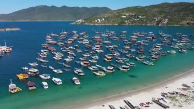 Rio de Janeiro, Brezilya 'daki Arraial do Cabo deniz manzaralı tekneler. Arraial do Cabo deniz manzaralı tekneler Rio de Janeiro, Brezilya. Arraial do Cabo deniz manzaralı tekneler, Rio de Janeiro, Brezilya.