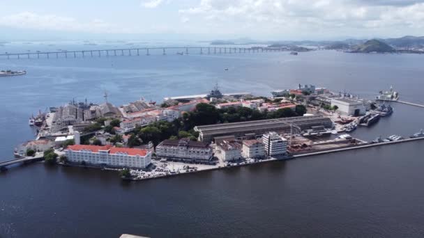 ジャネイロ沿岸都市 ブラジルの湾に軍事島 ジャネイロ沿岸都市 ブラジルの湾に軍事島 ジャネイロ沿岸都市の湾に軍事島 ジャネイロの橋ビュー — ストック動画