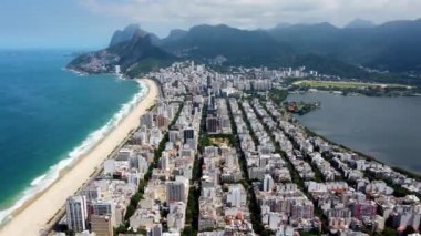Brezilya, Rio de Janeiro, Ipanema sahilindeki kıyı kenti manzarası. Ipanema sahilindeki deniz manzarası, Rio de Janeiro, Brezilya 'nın Ipanema plajındaki deniz manzarası..