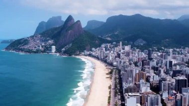 Brezilya, Rio de Janeiro, Ipanema sahilindeki kıyı kenti manzarası. Ipanema sahilindeki deniz manzarası, Rio de Janeiro, Brezilya 'nın Ipanema plajındaki deniz manzarası..