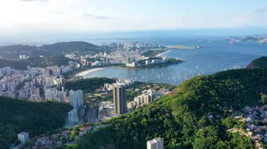 Guanabara körfezinin şehir manzarası. Rio de Janeiro sahil kenti, Brezilya 'da toplum manzarası. Guanabara körfezi şehir manzarası. Rio de Janeiro sahil şehri, Brezilya' da toplum manzarası. Rio de Janeiro sahil kentinde tepe manzarası..
