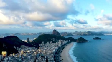 Brezilya 'nın Rio de Janeiro kıyı şehrindeki Copacabana plaj manzarası. Deniz manzaralı. Brezilya 'nın Rio de Janeiro kıyı şehrindeki Copacabana plaj manzarası. Deniz manzaralı. Brezilya 'nın Rio de Janeiro kıyı şehrindeki Copacabana plaj manzarası. Deniz Burnu Görünümü.