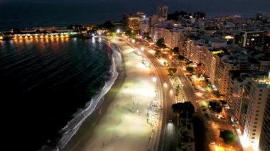 Copacabana sahilinin gece hayatı manzarası, Rio de Janeiro, Brezilya. Reveillon 'un gece manzarası. Copacabana sahilinin gece hayatı manzarası, Rio de Janeiro, Brezilya. Reveillon 'un gece manzarası. Copacabana sahilinin gece hayatı manzarası, Rio de Janeiro, Brezilya. Gece görünümü.