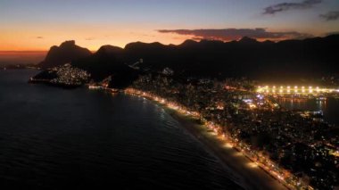 Rio de Janeiro 'da gün batımını gören Ipanema ve Leblon plaj manzarası. Rio de Janeiro' da gün batımını gören Ipanema ve Leblon plajı manzarası. Ipanema ve Leblon plaj manzarası. Rio de Janeiro aydınlık şehri, Brezilya.