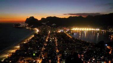 Rio de Janeiro 'da gün batımını gören Ipanema ve Leblon plaj manzarası. Rio de Janeiro' da gün batımını gören Ipanema ve Leblon plajı manzarası. Ipanema ve Leblon plaj manzarası. Rio de Janeiro aydınlık şehri, Brezilya.