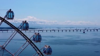 Rio de Janeiro sahil kentinde dönme dolap. Rio de Janeiro kıyı manzaralı. Rio de Janeiro kıyı kentinde dönme dolap. Rio de Janeiro sahil kenti, Brezilya şehir merkezi manzaralı..