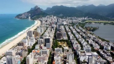 Ipanema sahili, Rio de Janeiro kıyı kenti, Brezilya. Şehir manzarası. Ipanema plajı sahil kenti, Rio de Janeiro kıyı kenti, Brezilya. Ipanema sahili sahil kenti, Rio de Janeiro kıyı kenti, Brezilya..