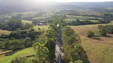 Kırsal kesimde gündoğumu manzarası. Ağaçların manzarası. Kırsal kesimde gündoğumu manzarası. Ağaçların manzarası. Kırsal kesimde gündoğumu manzarası. Ağaçların manzarası. Kırsal kesimde gündoğumu manzarası. Ağaçlar sahnesi.