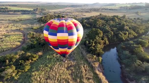 Heißluftballon Bei Sonnenuntergang Auf Dem Land Sonnenuntergang Sonnenuntergang Ländlich Ländliche — Stockvideo