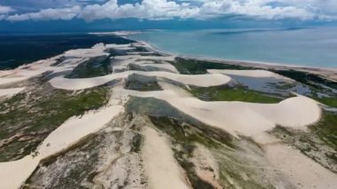 Jericoacoara kumullarındaki kum manzarası, Ceara, Brezilya. Doğa manzarası. Jericoacoara kumullarındaki kum tepeleri, Ceara, Brezilya. Doğa manzarası. Jericoacoara kumullarındaki kum manzarası, Ceara, Brezilya..
