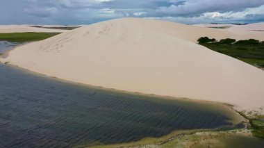 Duygular Yolu, Jericoacoara, Ceara, Brezilya 'nın kumsal manzarası. Duygular Yolu, Jericoacoara, Ceara, Brezilya' nın kum tepeleri. Duygular Yolu, Jericoacoara, Ceara, Brezilya 'nın kum tepeleri manzarası..