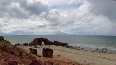 Pedra Furada sahilinin tropik manzarası, Jericoacoara, Ceara, Brezilya. Egzotik bir yer. Pedra Furada Sahili, Jericoacoara, Ceara, Brezilya. Egzotik bir yer. Pedra Furada Sahili, Jericoacoara, Brezilya. Egzotik hedef.