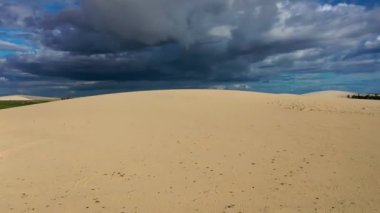 Jericoacoara, Ceara, Brezilya 'nın rezerv parkındaki doğal kum tepeleri. Jericoacoara, Ceara, Brezilya' nın yedek parkındaki doğal kum tepeleri. Jericoacoara, Ceara, Brezilya 'nın yedek parkındaki doğal kum tepeleri..
