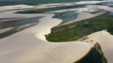 Duygular Yolu, Jericoacoara, Ceara, Brezilya 'nın kumsal manzarası. Duygular Yolu, Jericoacoara, Ceara, Brezilya' nın kum tepeleri. Duygular Yolu, Jericoacoara, Ceara, Brezilya 'nın kum tepeleri manzarası..