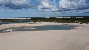 Jericoacoara sahilindeki kum tepesi manzarası, Ceara, Brezilya. Göl manzarası. Jericoacoara sahilindeki kum tepeleri manzaralı, Ceara, Brezilya. Göl manzarası. Jericoacoara sahilindeki kum tepeleri manzaralı, Ceara, Brezilya. Gölcüklerin ilahi görünümü.