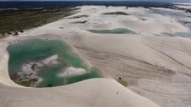 Jericoacoara tropikal kum tepelerinin doğal manzarası. Brezilya 'nın kuzeydoğusunun dönüm noktası. Jericoacoara tropikal kum tepelerinin doğa manzarası. Jericoacoara tropikal kum tepelerinin tabiatı. Brezilya' nın kuzeydoğusunda bir dönüm noktası..