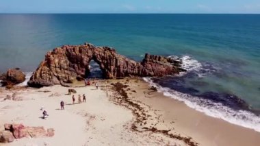 Jericoacoara Sahili Ulusal Parkı, Ceara, Brezilya. Delik Taşı 'nın deniz manzarası. Jericoacoara Sahili Ulusal Parkı, Ceara, Brezilya. Delik Taşı' nın deniz manzarası. Jericoacoara Sahili Ulusal Parkı, Ceara, Brezilya..