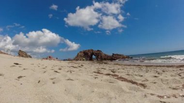 Jericoacoara Sahili, Ceara, Brezilya. Kıyı şeridinde Pedra furada sahnesi. Jericoacoara Sahili, Ceara, Brezilya 'da kaya manzarası. Kıyı şeridinde Pedra furada sahnesi. Jericoacoara Sahili, Ceara, Brezilya. Pedra furada sahnesi..