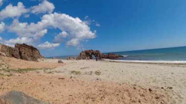Jericoacoara Sahili, Ceara, Brezilya. Kıyı şeridinde Pedra furada sahnesi. Jericoacoara Sahili, Ceara, Brezilya 'da kaya manzarası. Kıyı şeridinde Pedra furada sahnesi. Jericoacoara Sahili, Ceara, Brezilya. Pedra furada sahnesi..