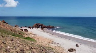 Jericoacoara Sahili, Ceara, Brezilya. Kıyı şeridinde Pedra furada sahnesi. Jericoacoara Sahili, Ceara, Brezilya 'da kaya manzarası. Kıyı şeridinde Pedra furada sahnesi. Jericoacoara Sahili, Ceara, Brezilya. Pedra furada sahnesi..