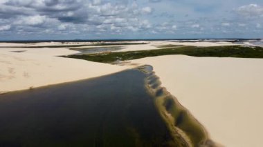 Jericoacoara sahilinin doğal kum tepeleri, Ceara, Brezilya. Tropik çöl. Jericoacoara sahilinin doğal kum tepeleri, Ceara, Brezilya. Tropik çöl. Jericoacoara sahilinin doğal kum tepeleri, Ceara, Brezilya. Tropik çöl.. 