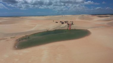 Jericoacoara tropikal kum tepelerinin doğal manzarası. Brezilya 'nın kuzeydoğusunun dönüm noktası. Jericoacoara tropikal kum tepelerinin doğa manzarası. Jericoacoara tropikal kum tepelerinin tabiatı. Brezilya' nın kuzeydoğusunda bir dönüm noktası..