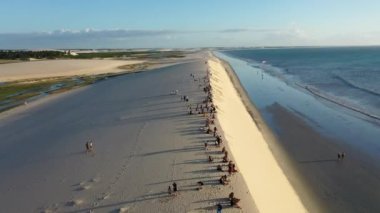 Jericoacoara tropikal kum tepelerinin doğal manzarası. Brezilya 'nın kuzeydoğusunun dönüm noktası. Jericoacoara tropikal kum tepelerinin doğa manzarası. Jericoacoara tropikal kum tepelerinin tabiatı. Brezilya' nın kuzeydoğusunda bir dönüm noktası..