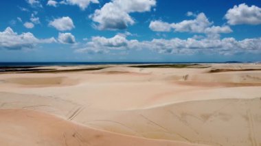 Jericoacoara kumullarındaki kum manzarası, Ceara, Brezilya. Doğa manzarası. Jericoacoara kumullarındaki kum tepeleri, Ceara, Brezilya. Doğa manzarası. Jericoacoara kumullarındaki kum manzarası, Ceara, Brezilya..