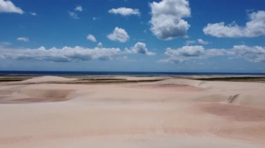 Jericoacoara kumullarındaki kum manzarası, Ceara, Brezilya. Doğa manzarası. Jericoacoara kumullarındaki kum tepeleri, Ceara, Brezilya. Doğa manzarası. Jericoacoara kumullarındaki kum manzarası, Ceara, Brezilya..