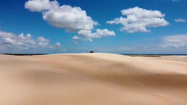 Jericoacoara kumullarındaki kum manzarası, Ceara, Brezilya. Doğa manzarası. Jericoacoara kumullarındaki kum tepeleri, Ceara, Brezilya. Doğa manzarası. Jericoacoara kumullarındaki kum manzarası, Ceara, Brezilya..