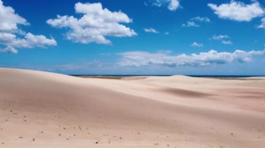 Jericoacoara kumullarındaki kum manzarası, Ceara, Brezilya. Doğa manzarası. Jericoacoara kumullarındaki kum tepeleri, Ceara, Brezilya. Doğa manzarası. Jericoacoara kumullarındaki kum manzarası, Ceara, Brezilya..