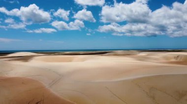 Jericoacoara, Ceara, Brezilya 'nın Brezilya kuzeydoğu manzarası. Kum tepeleri. Brezilya' nın Jericoacoara, Ceara, Brezilya 'nın kuzeydoğu manzarası. Brezilya' nın Jericoacoara, Ceara, Brezilya manzarası..