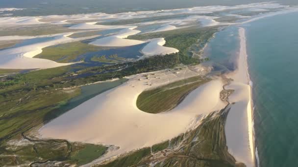 ブラジル北東部の国立公園 ブラジル北東部の国立公園 ジェリコアコアラビーチ ブラジル北東部の国立公園で砂丘ビュー ジェリコアコアラビーチ ブラジル北東部の国立公園 — ストック動画