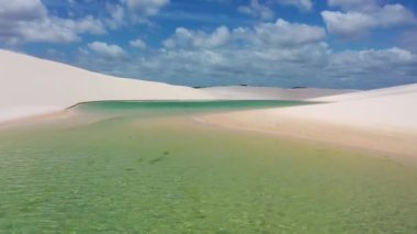 Lencois Maranhenses 'in deniz manzarası, Maranhao, Brezilya. Tropikal manzara. Lencois Maranhenses, Maranhao, Brezilya. Tropikal manzara..