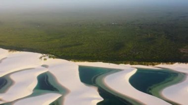 Lencois Maranhenses kumulları, Maranhao, Brezilya 'da tropik yaz manzarası. Lencois Maranhenses kumulları, Maranhao, Brezilya' da tropikal yaz manzarası. Lencois Maranhenses kumulları, Maranhao, Brezilya. 