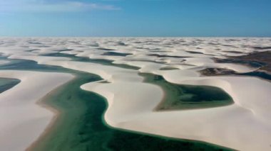 Lencois Maranhenses kumulları, Maranhao, Brezilya 'da tropik yaz manzarası. Lencois Maranhenses kumulları, Maranhao, Brezilya' da tropikal yaz manzarası. Lencois Maranhenses kumulları, Maranhao, Brezilya. 